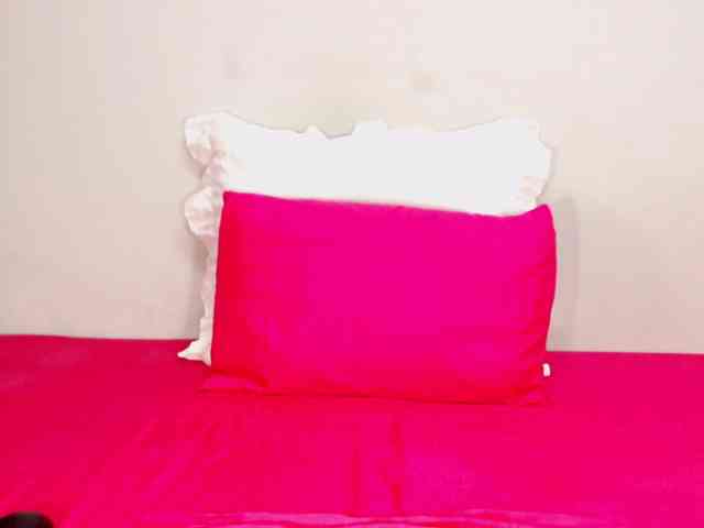 DivineBootyxxx webcam