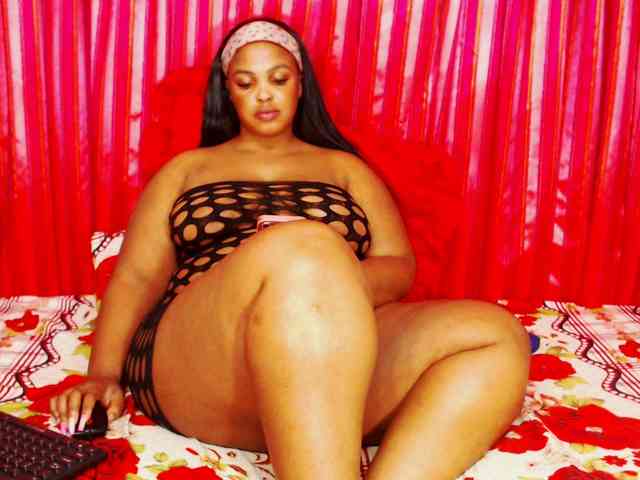 DivineBootyxxx Live Webcam on BongaCams