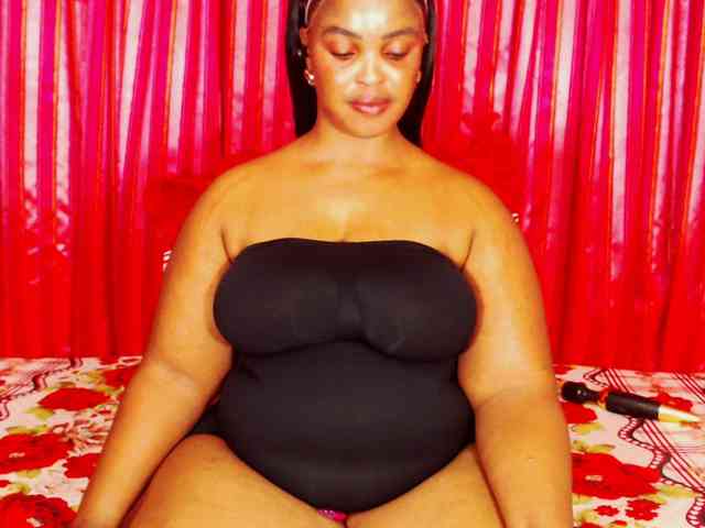 DivineBootyxxx webcam