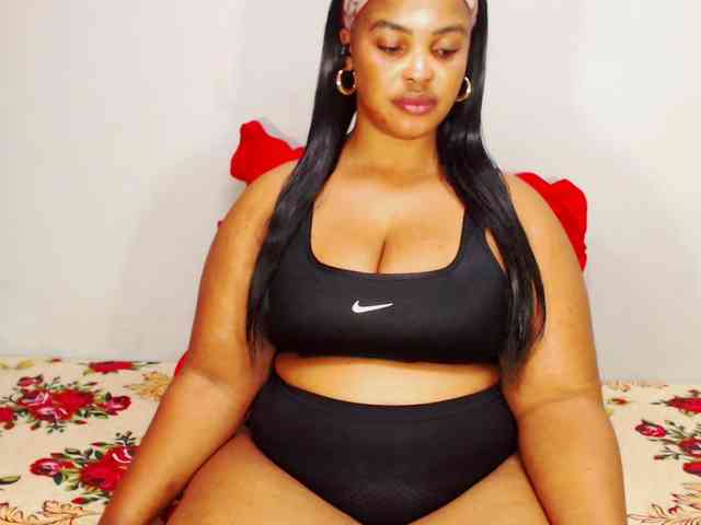 DivineBootyxxx webcam