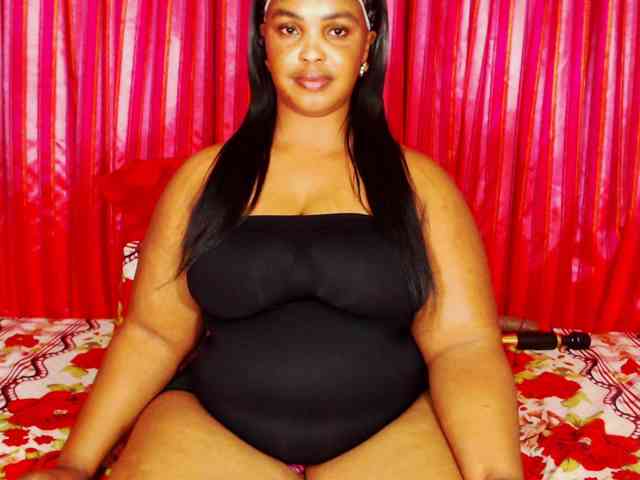 DivineBootyxxx webcam