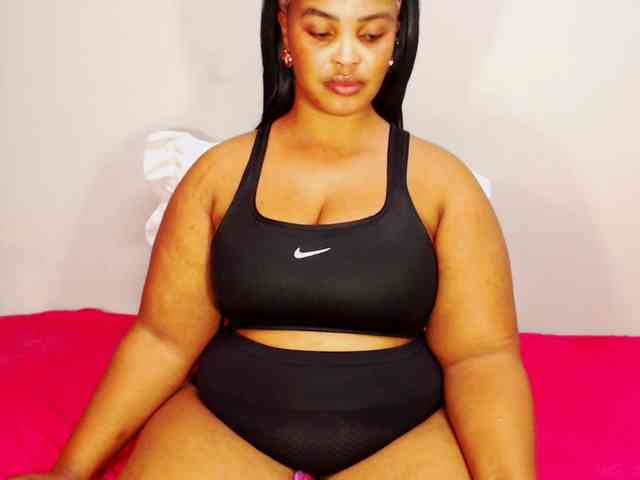 DivineBootyxxx webcam