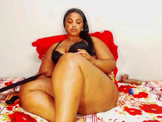 DivineBootyxxx webcam