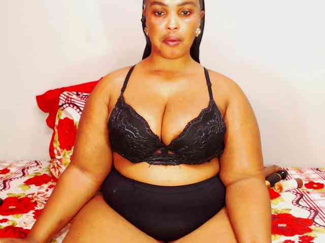 DivineBootyxxx webcam