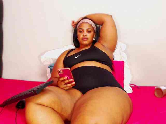 DivineBootyxxx webcam