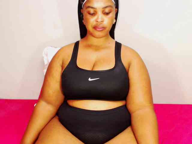 DivineBootyxxx webcam