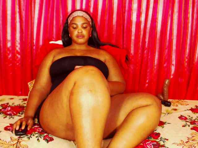 DivineBootyxxx webcam