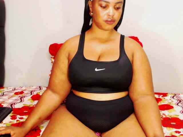 DivineBootyxxx webcam