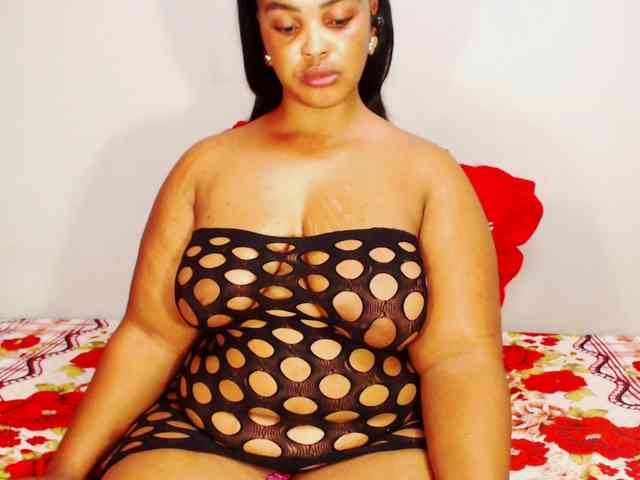 DivineBootyxxx webcam