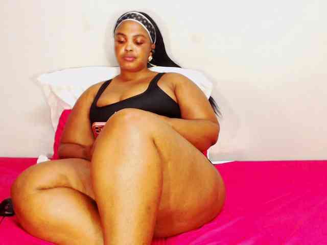 DivineBootyxxx webcam