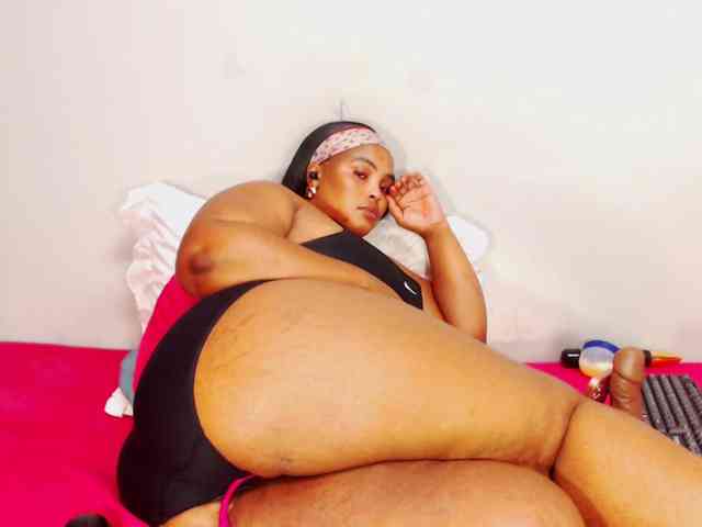 DivineBootyxxx webcam