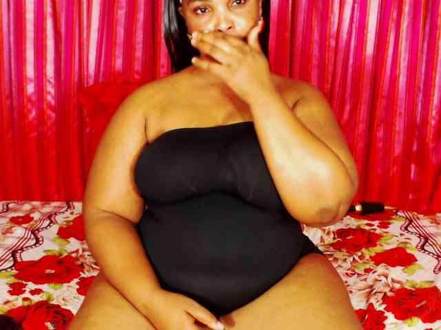 DivineBootyxxx webcam