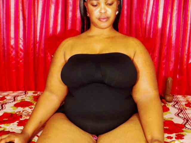 DivineBootyxxx webcam