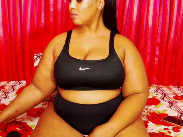 DivineBootyxxx webcam