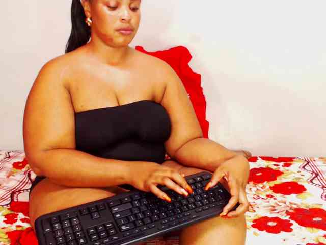 DivineBootyxxx webcam