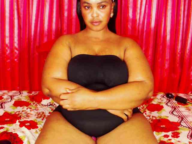 DivineBootyxxx webcam