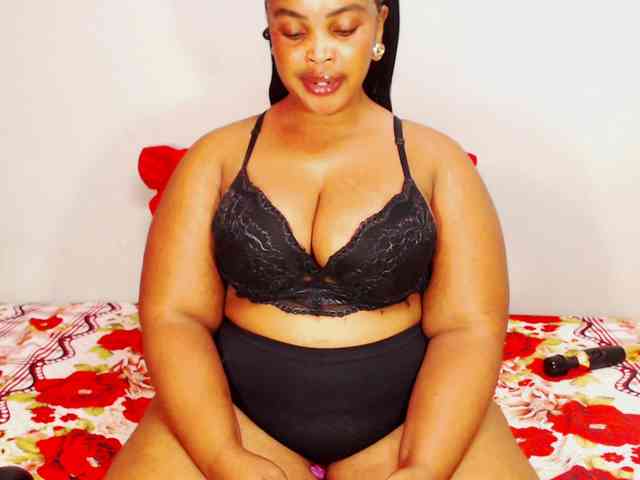 DivineBootyxxx webcam