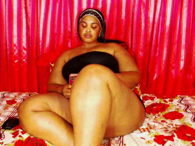 DivineBootyxxx webcam