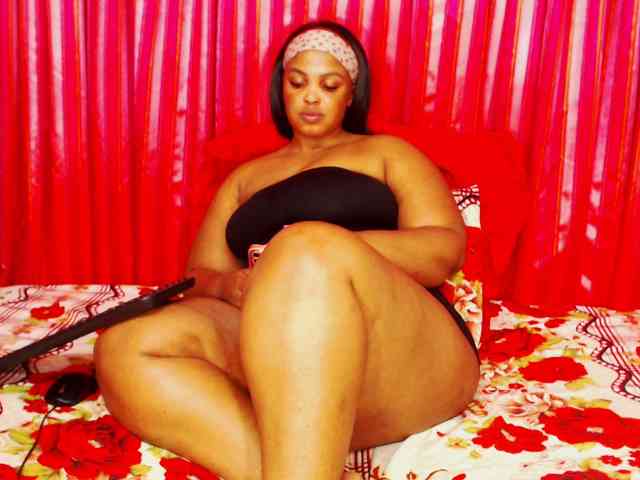 DivineBootyxxx webcam