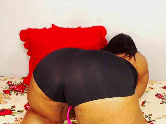 DivineBootyxxx webcam