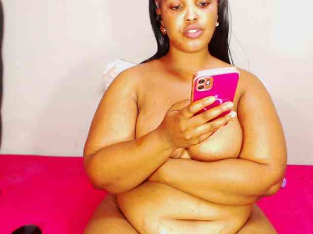 DivineBootyxxx webcam