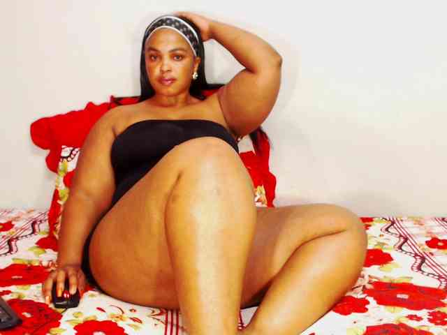 DivineBootyxxx Live Webcam on BongaCams