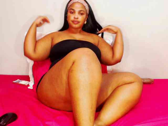 DivineBootyxxx webcam