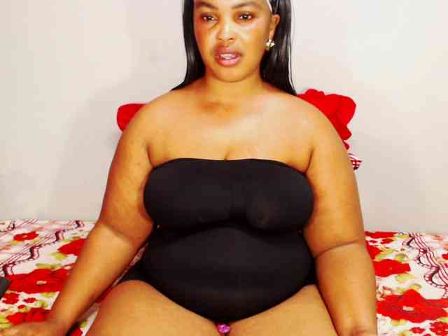 DivineBootyxxx webcam