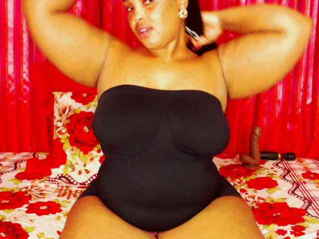 DivineBootyxxx webcam