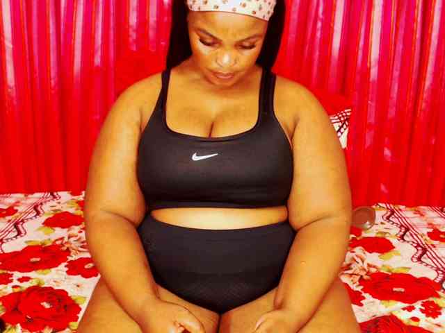 DivineBootyxxx webcam