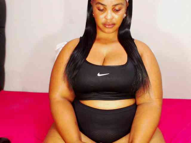 DivineBootyxxx webcam