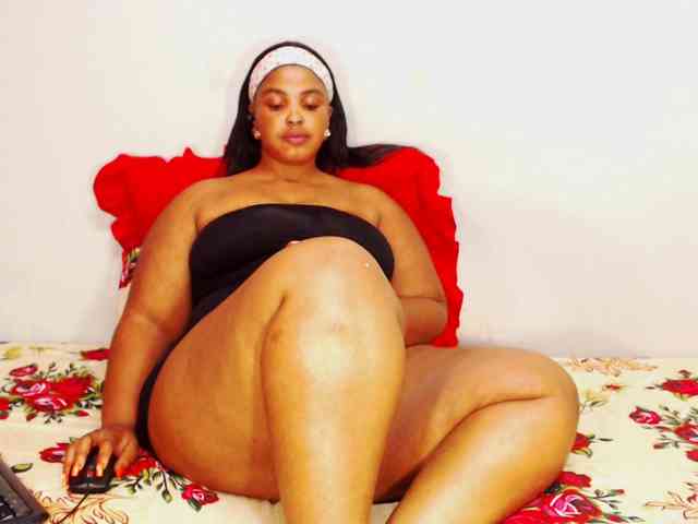 DivineBootyxxx webcam