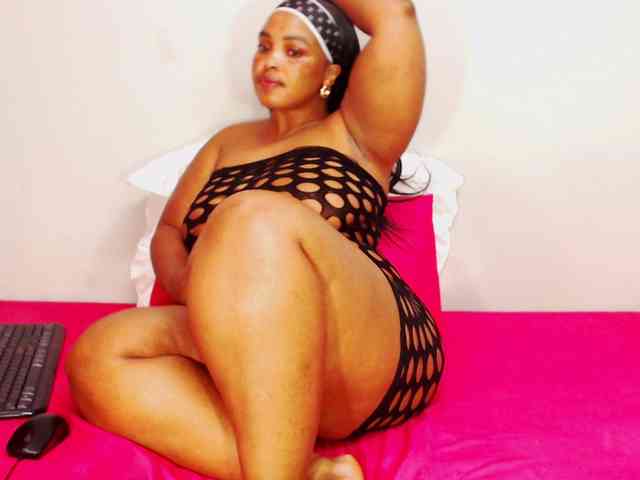 DivineBootyxxx webcam