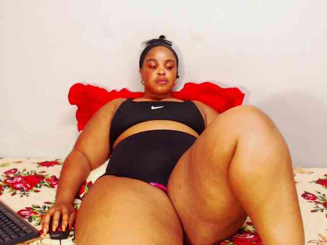 DivineBootyxxx webcam