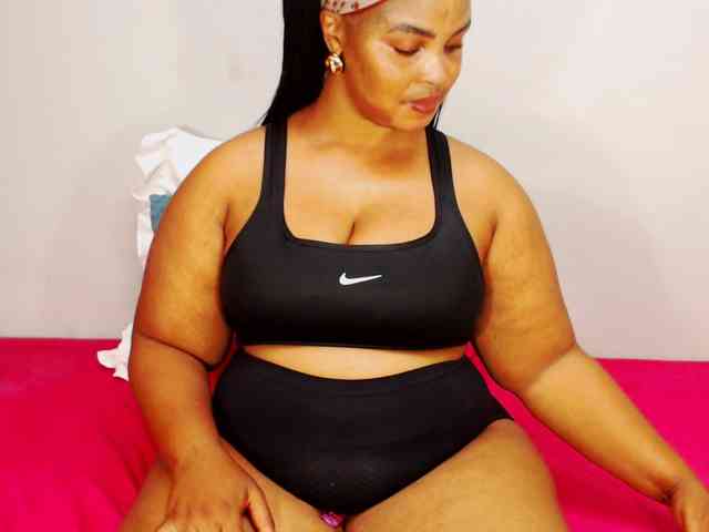 DivineBootyxxx webcam