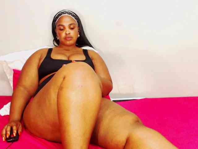 DivineBootyxxx webcam