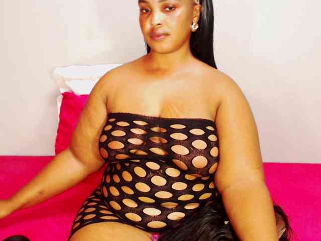 DivineBootyxxx webcam