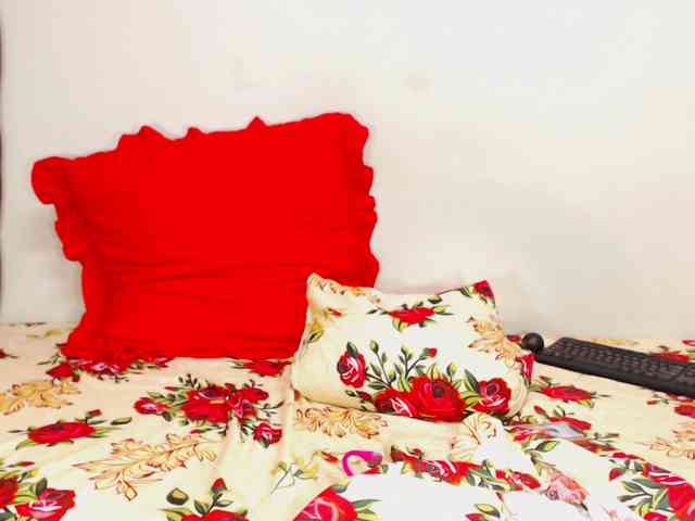 DivineBootyxxx webcam