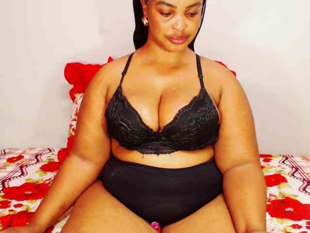 DivineBootyxxx webcam