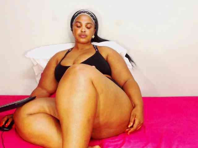 DivineBootyxxx webcam