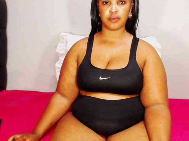 DivineBootyxxx webcam