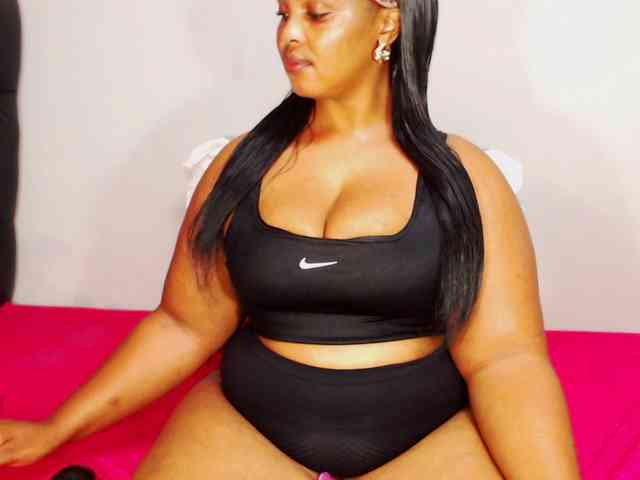 DivineBootyxxx webcam