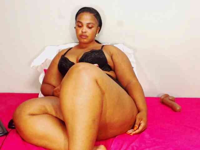 DivineBootyxxx webcam