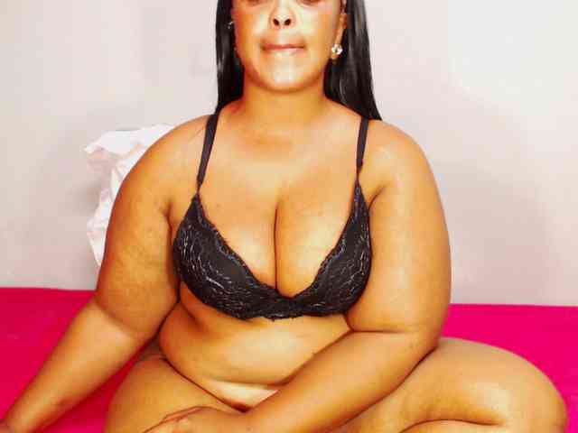 DivineBootyxxx webcam