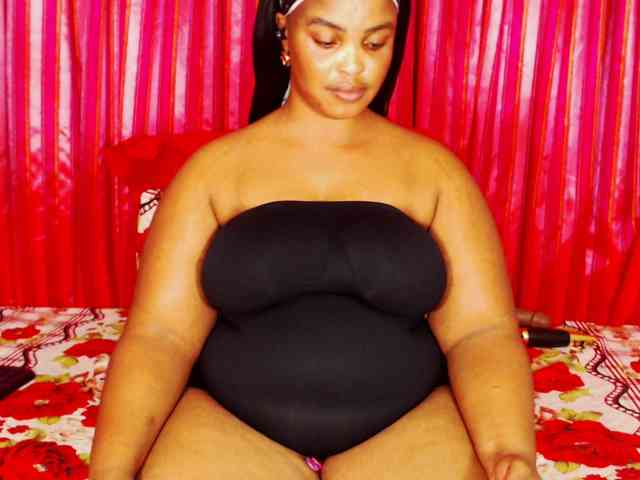 DivineBootyxxx webcam