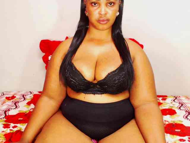 DivineBootyxxx webcam