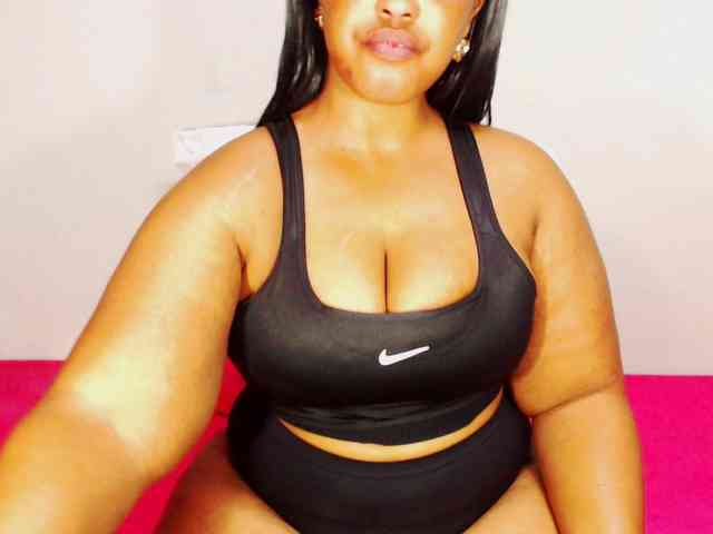 DivineBootyxxx webcam