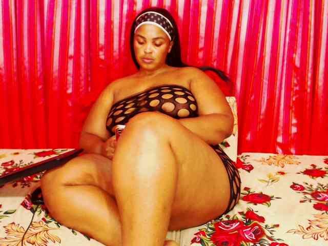 DivineBootyxxx webcam