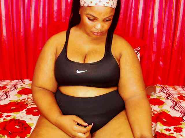 DivineBootyxxx webcam