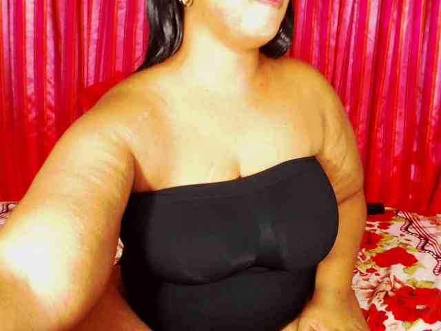 DivineBootyxxx webcam